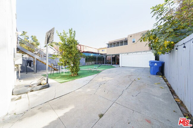 Building Photo - 424 N Reno St