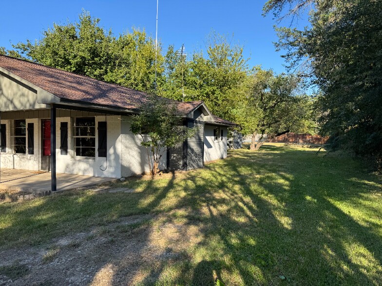 Building Photo - 10021 Northview Dr