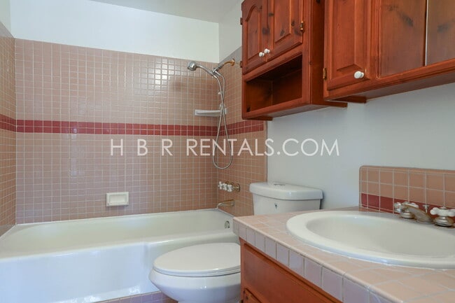 Building Photo - Spacious Family Retreat in Manteca, Ready ...