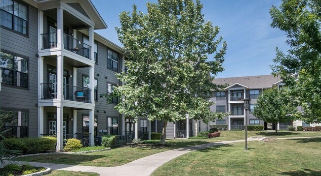 Building Photo - 13838 The Lakes Blvd