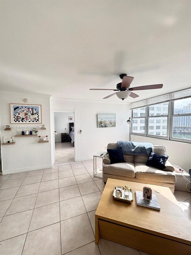 Building Photo - 999 Brickell Bay Dr