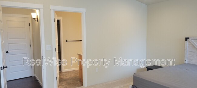 Building Photo - 108 SW Little Meadow Ln