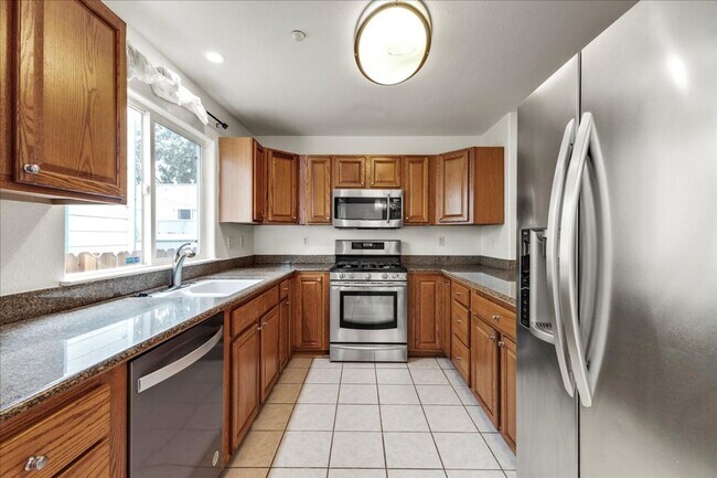 Building Photo - 3136 Lake Dr