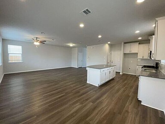 Building Photo - 233 Hauser Dr