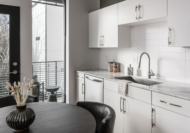 Building Photo - Stunning one bedroom unit in The Wedgewood section of town.