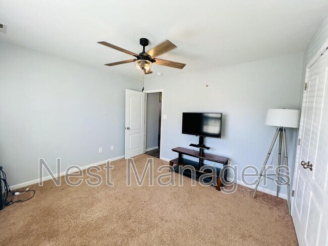 Building Photo - 641 Hogart St