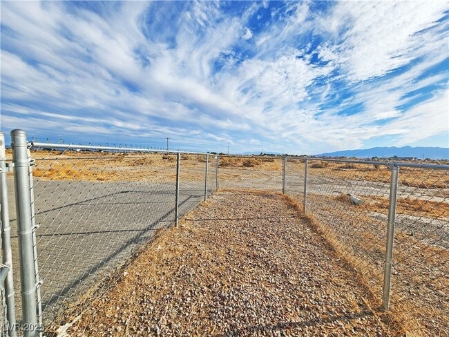 Building Photo - 200 S Mount Charleston Dr E