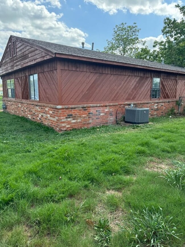 Building Photo - 719 Acorn Dr