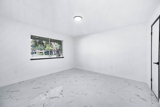 Building Photo - 1616 Redway Ln