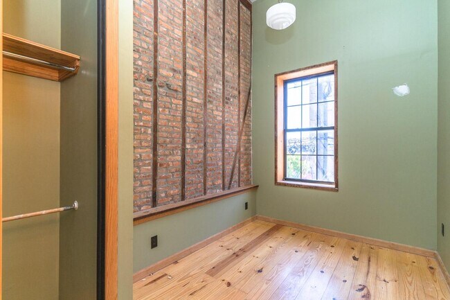 Building Photo - 208 Starr St