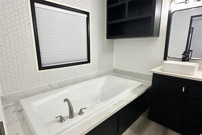 Building Photo - 1601 E Slaughter Ln