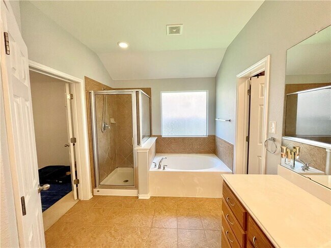 Building Photo - 501 King Eider Ln