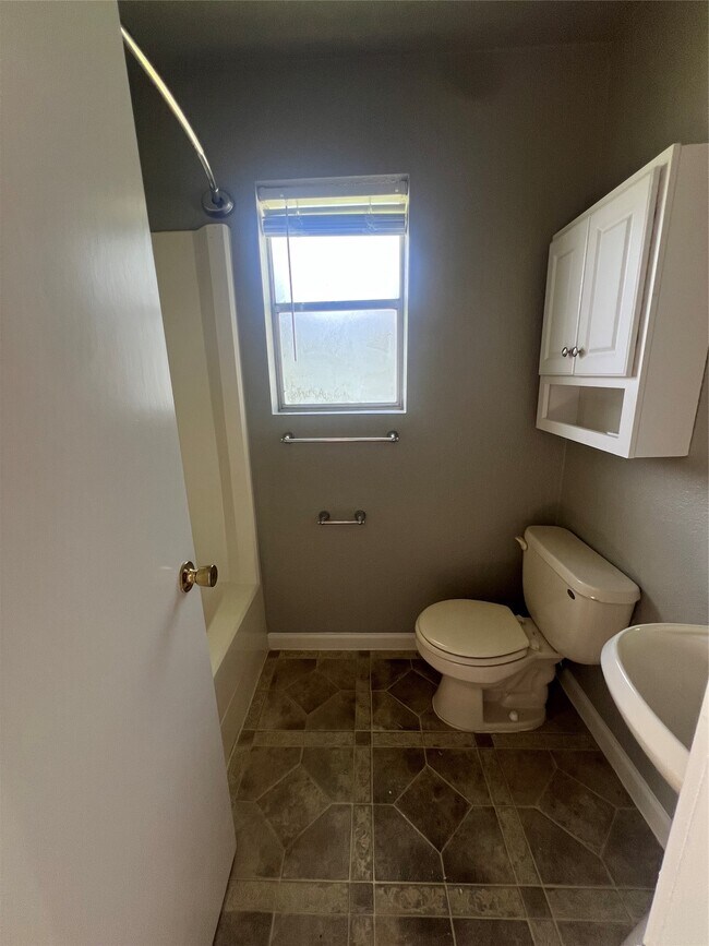 Building Photo - 1325 Northbrook Dr