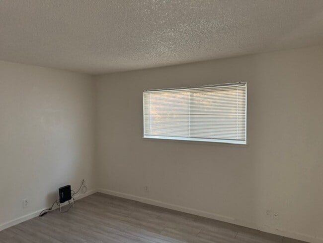 Building Photo - 5926 Hilltop Dr