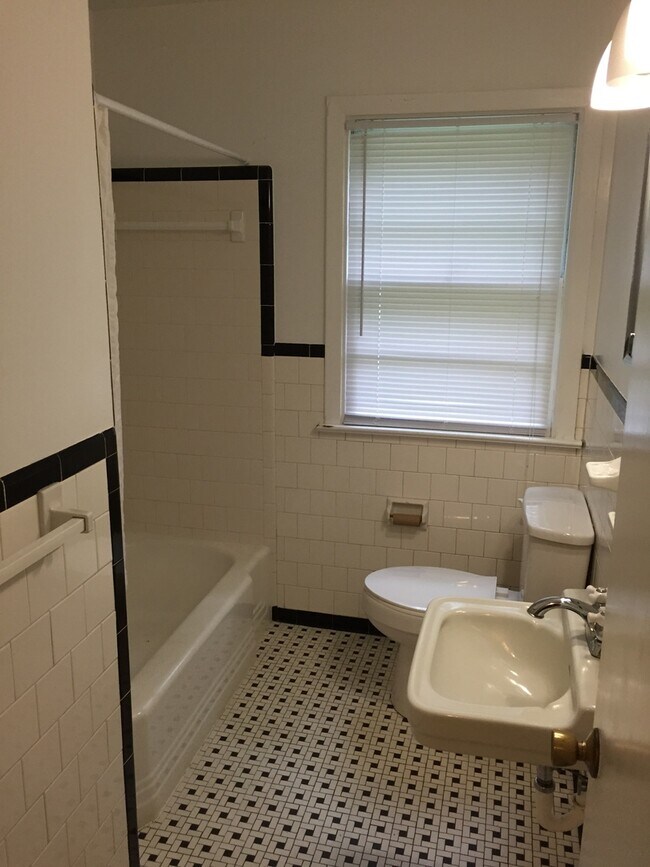 Building Photo - Beautifully Updated 3bdrm/1bth Ranch Style Home Located in the Glen Lea Area!