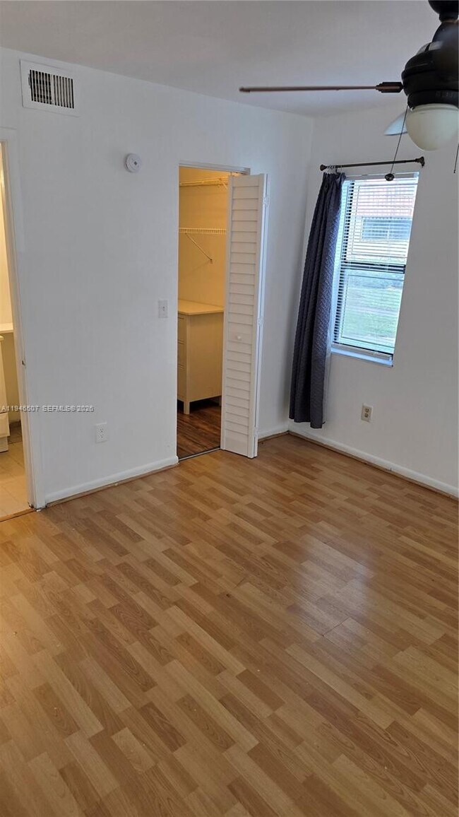 Building Photo - 871 NE 207th Ln