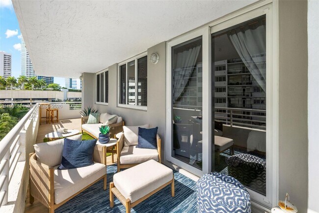 Building Photo - 1402 Brickell Bay Dr