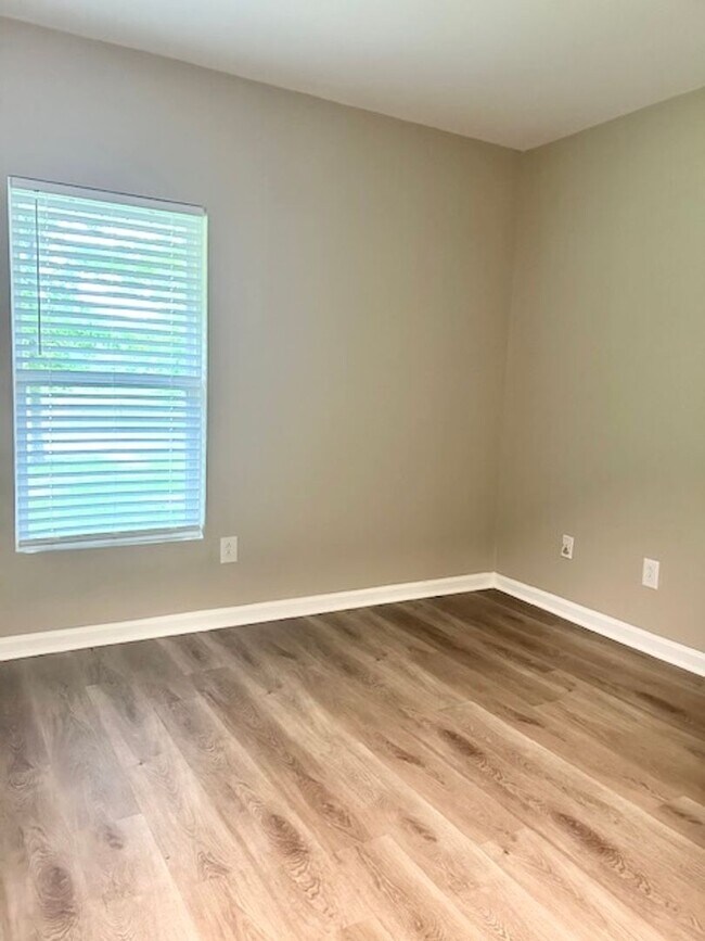 Building Photo - Available Beautifully Renovated Bungalow!