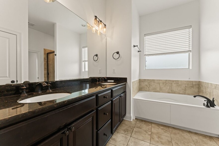 Building Photo - 18642 Lake Harbor Ln