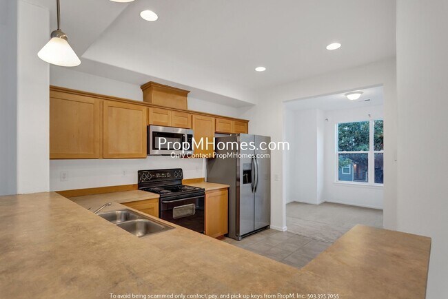 Building Photo - Spacious Townhome in Tanasbourne!