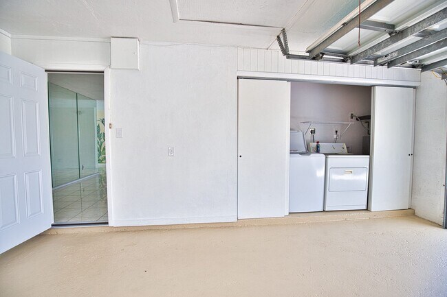 Building Photo - Annual Unfurnished 2 Bedrooms 2 Bathrooms Pool Home Located in South Venice!