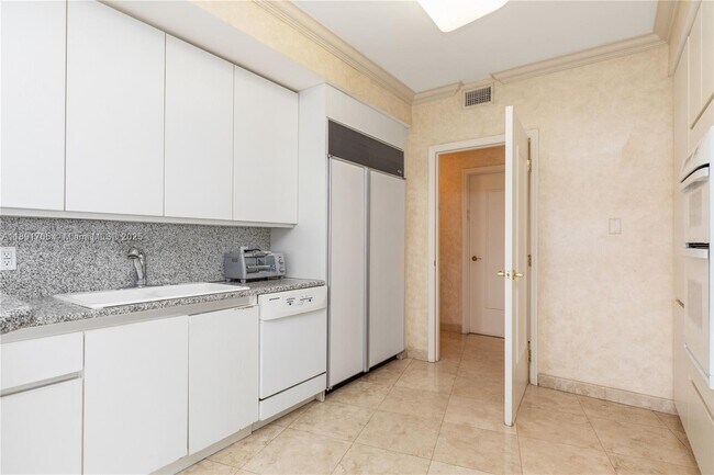 Building Photo - 9601 Collins Ave