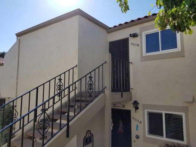 Building Photo - Gorgeous Beach Close Carlsbad Condo!