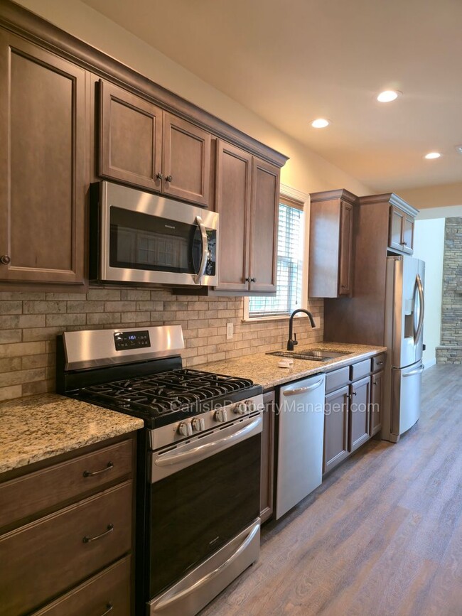 Building Photo - Duplex includes 2 car garage, laundry, pat...