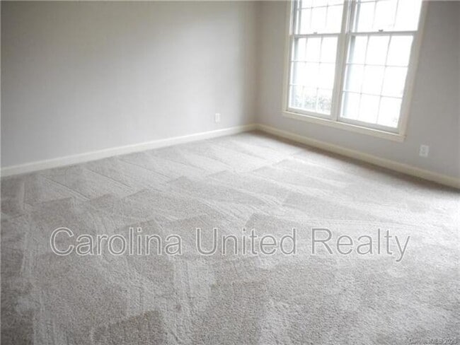 Building Photo - 5500 Larchmont Ave