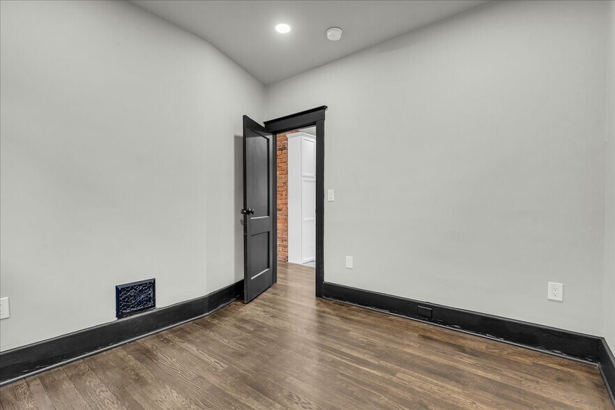 Building Photo - 5238 Commonwealth St