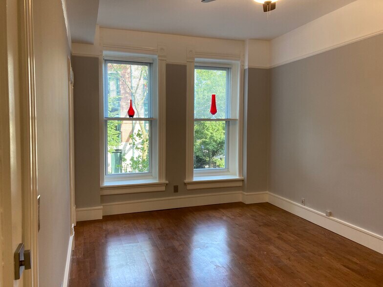 Building Photo - 1102 N Wolcott Ave