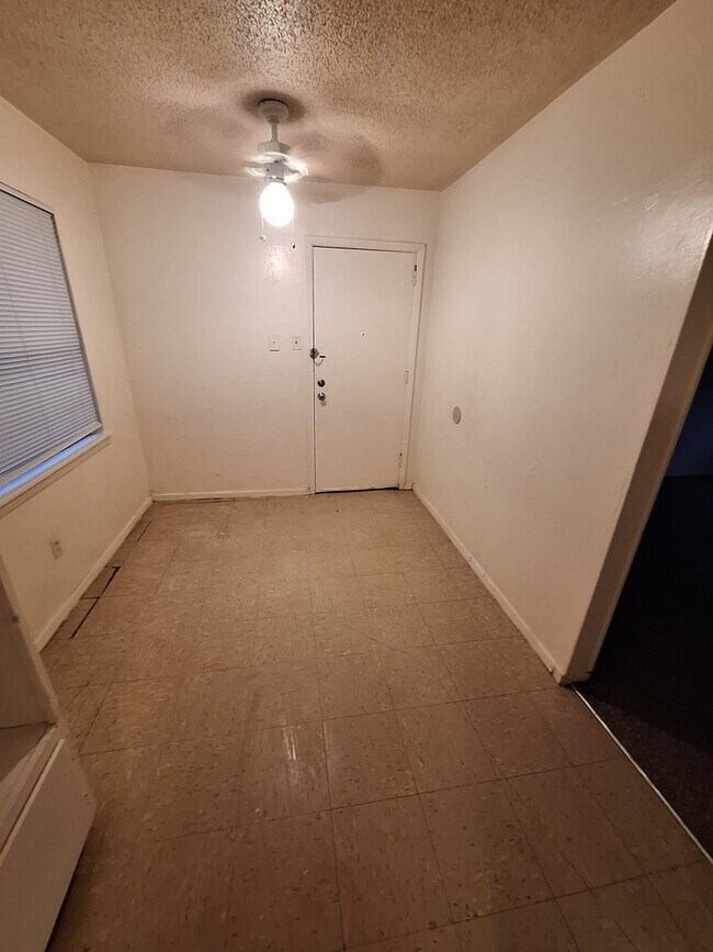 Building Photo - Cute 3 bedroom