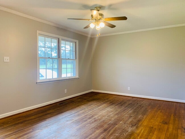 Building Photo - Welcome home! 3 bed, 1.5 bath, newly renov...