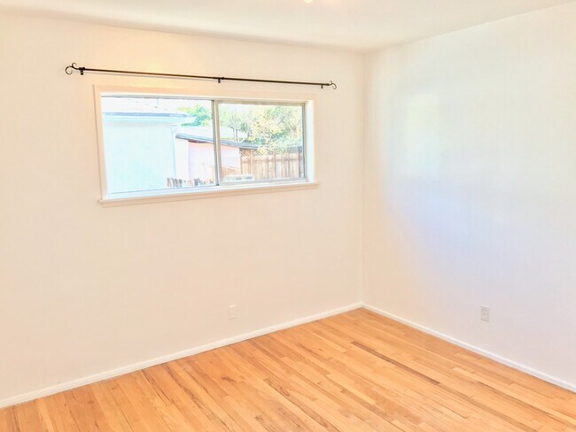 Building Photo - Beautiful 3 Bed + 2 Bath + Den/Office + Backyard