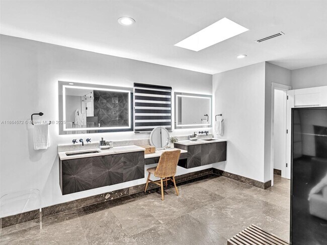 Building Photo - 840 S Southlake Dr