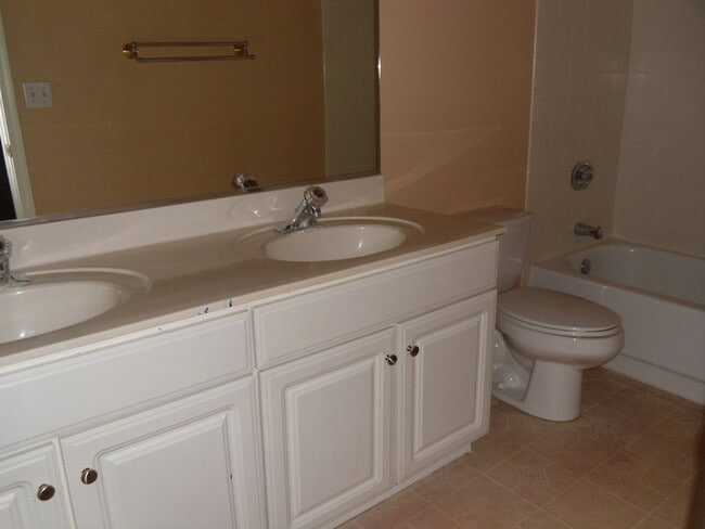 Building Photo - 3 bed 2 bath single level house in core Ch...