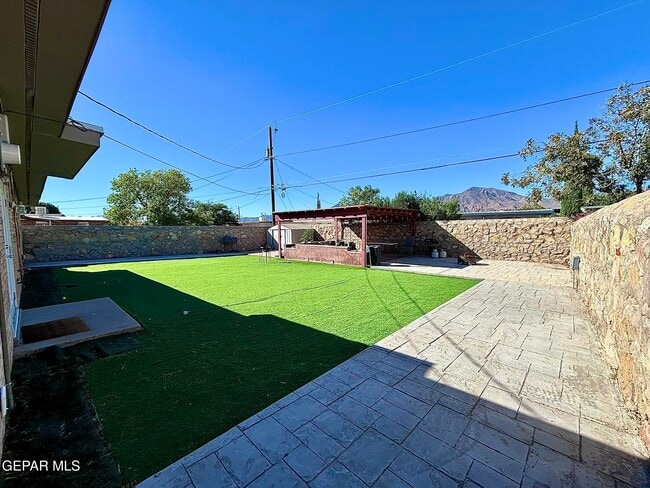 Building Photo - 10517 Tareyton St