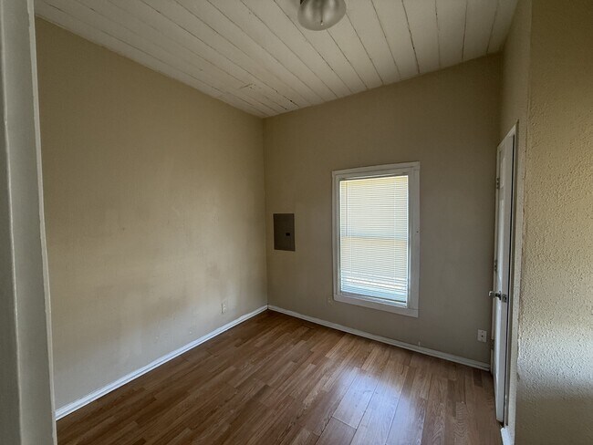 Building Photo - 413 N Hackberry St