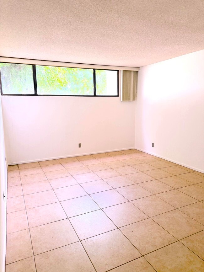 Building Photo - 1655 E Palm Canyon Dr