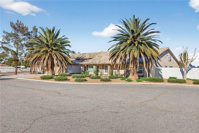 Building Photo - 363 E Robindale Rd