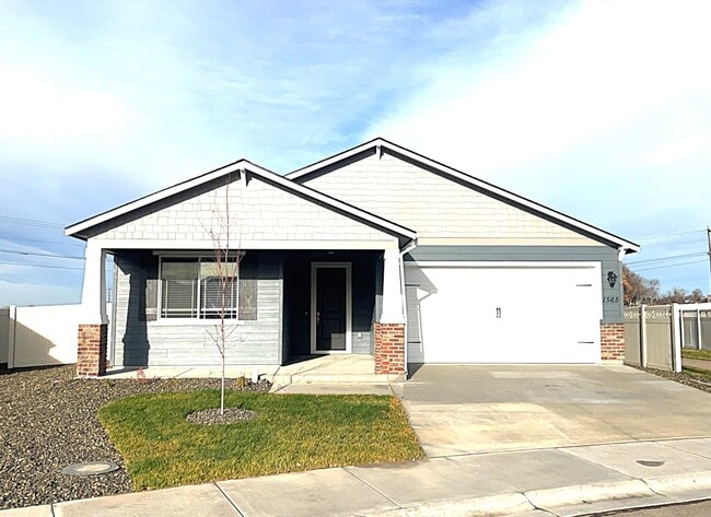 Building Photo - 1565 N Barkvine Ave