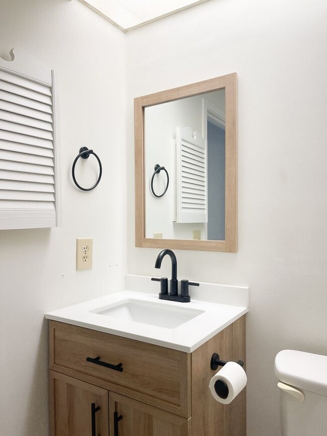 Building Photo - Cozy Two Bedroom Townhouse