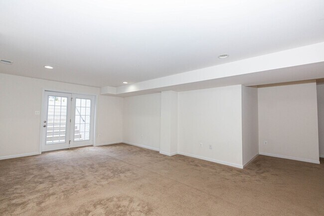 Building Photo - 5 Bed, 4.5 Bath Single Family Home in Step...