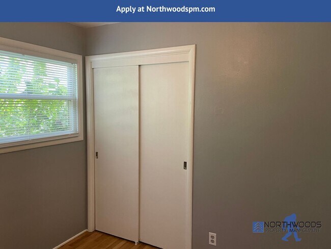 Building Photo - 3 Bedroom Charming House, located on quiet street off cul-de-sac.