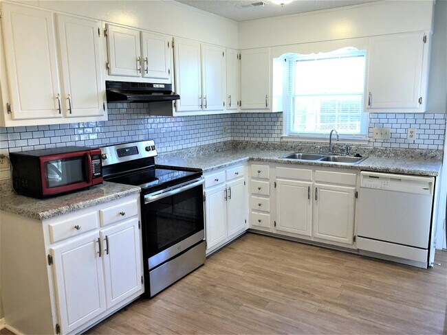Building Photo - SW Large Brick Home, Updated Kitchen & Bathrooms, Wood Like Flooring, Fenced Yard!