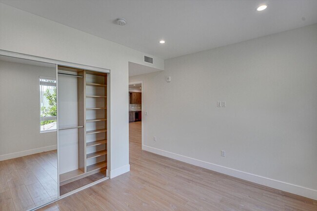Building Photo - Riverside 4 Lease