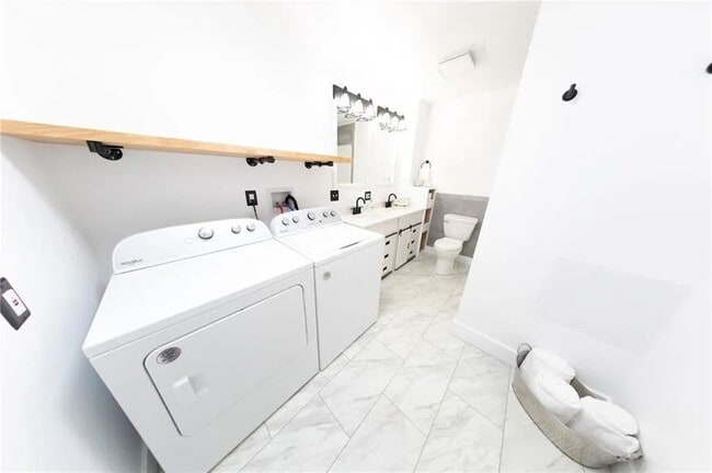 Building Photo - 406 7th St Terrace