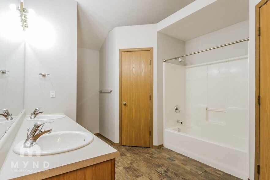 Building Photo - 418 N Century Ave