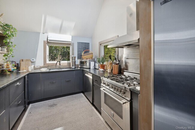 Building Photo - 1 Burkeshire Dr