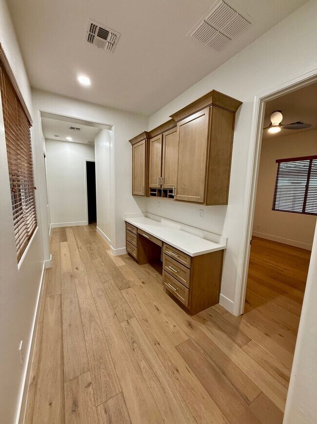 Building Photo - 1708 W Oberlin Way